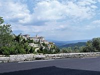 Gordes, pohled na město z Rue de la Combe