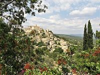 Gordes v zeleném rámu.