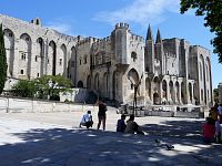 Avignon, papežský palác a zahrady.
