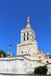 Věž basiliky Notre-Dama-des-Doms