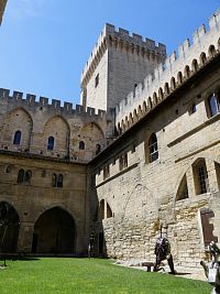 Nádvoří papežského paláce, severní strana