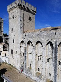 Zvonice papežského paláce