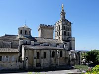 Avignon, pohled na palác a basiliku ze zahrady