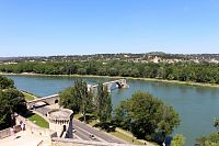 Avignon, pohled ze zahrad na Pont St-Bénézet