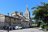 Papežský palác a věž basiliky ze zahrady