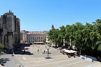 Pohled od basiliky na náměstí pod palácem