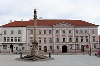 Mariánský sloup na náměstí v Horažďovicích.