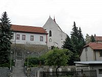 Pohled na západní štít kostela sv. Petra a Pavla