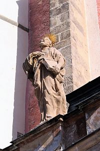 Socha sv. Pavla nad vchodem kostela