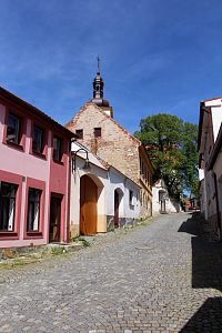 Kostelní ulice, od kostela k radnici