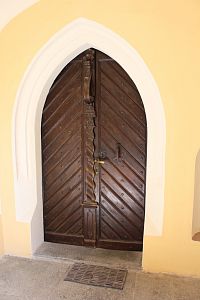Dveře v předsíni kostela na jižní straně