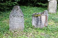Náhrobky při západní straně hřbitova