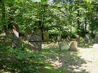 Nejstarší náhrobky při vchodu na hřbitov