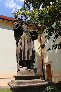 Merklín, socha sv. Valburgy před kostelem