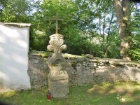Křížek u vchodu na hřbitov