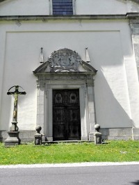 Vchod na východní straně kostela
