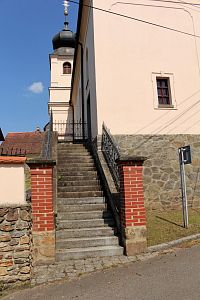 Schodiště u kostela pohled z ulice od zámku