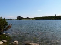 Pohled na jezero a chatu od jihu