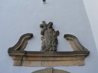 Portál nad vchodem kostela
