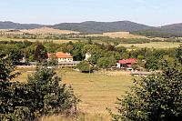 Bystřický zámek v pozadí Všerubská vrchovina