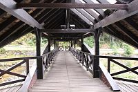 Dřevěný most přes řeku