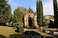 Vrchlabí, novogotická hrobka na hřbitově