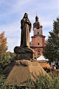 Radnice, pomník Mistra Jana Husa a věž kostela