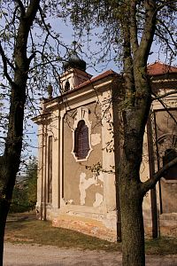 Radnice, boční stěna kaple na Kalvarii