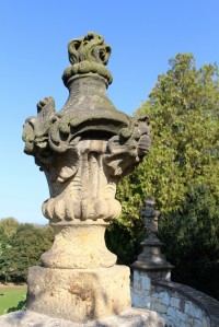 Kamenná váza na terase