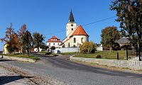 Budětice, pohled od pomníku ke kostelu