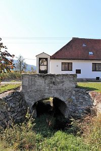 Budětice, most a kaple sv. Jana z Nepomuku