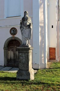 Socha sv. Pavla před vchodem do kostela