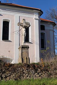 Velký kříž před presbytářem