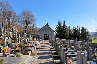 Cesta středem hřbitova ke kapli