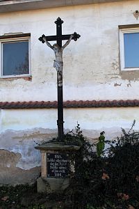 Kříž u západní stěny parku