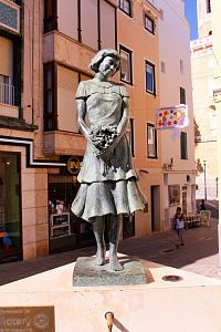Mahon, socha dívky na prostranství před katedrálou