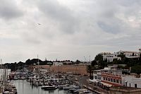Pohled na přístav z náměstí