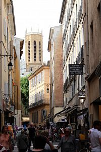Pohled z Rue Gaston de Saporta ke katedrále