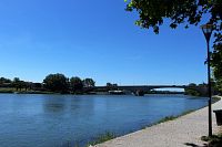Pohled na most z pravého břehu řeky