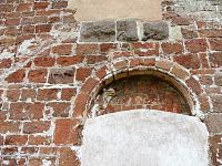 Rovná, kamenné vlysy ve vchodu kostela