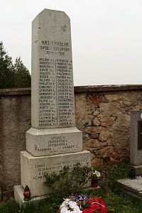 Rovná, pomník padlým na hřbitově