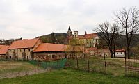Hospodářské budovy pod klášterem