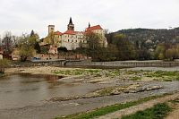 Pohled na klášter a jez řeky Sázavy