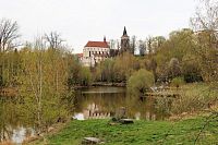 Sázavský klášter přes slepé rameno řeky