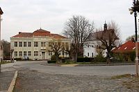 Rataje nad Sázavou, škola a kostel sv. Matouše