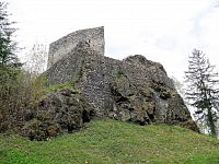 Skála pod věží na jižní straně hradu
