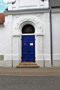 Vchod do bývalé synagogy