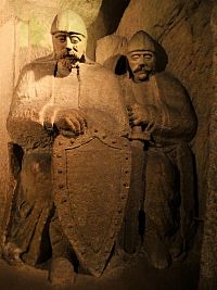 Sochy rytířů v jeskyni