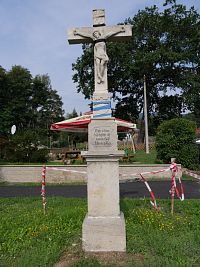 Kříž při cestě k pomníku.