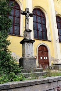 Chlumec, kamenný kříž u vchodu do kostela